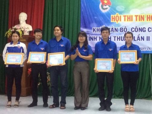 Đ/c Vũ Thị Thùy Trang, Phó Bí thư Tỉnh Đoàn trao giải cho các thí sinh có thành tích cao tại Hội thi